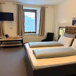 Goldener Adler Oda ve Kahvaltı 3*